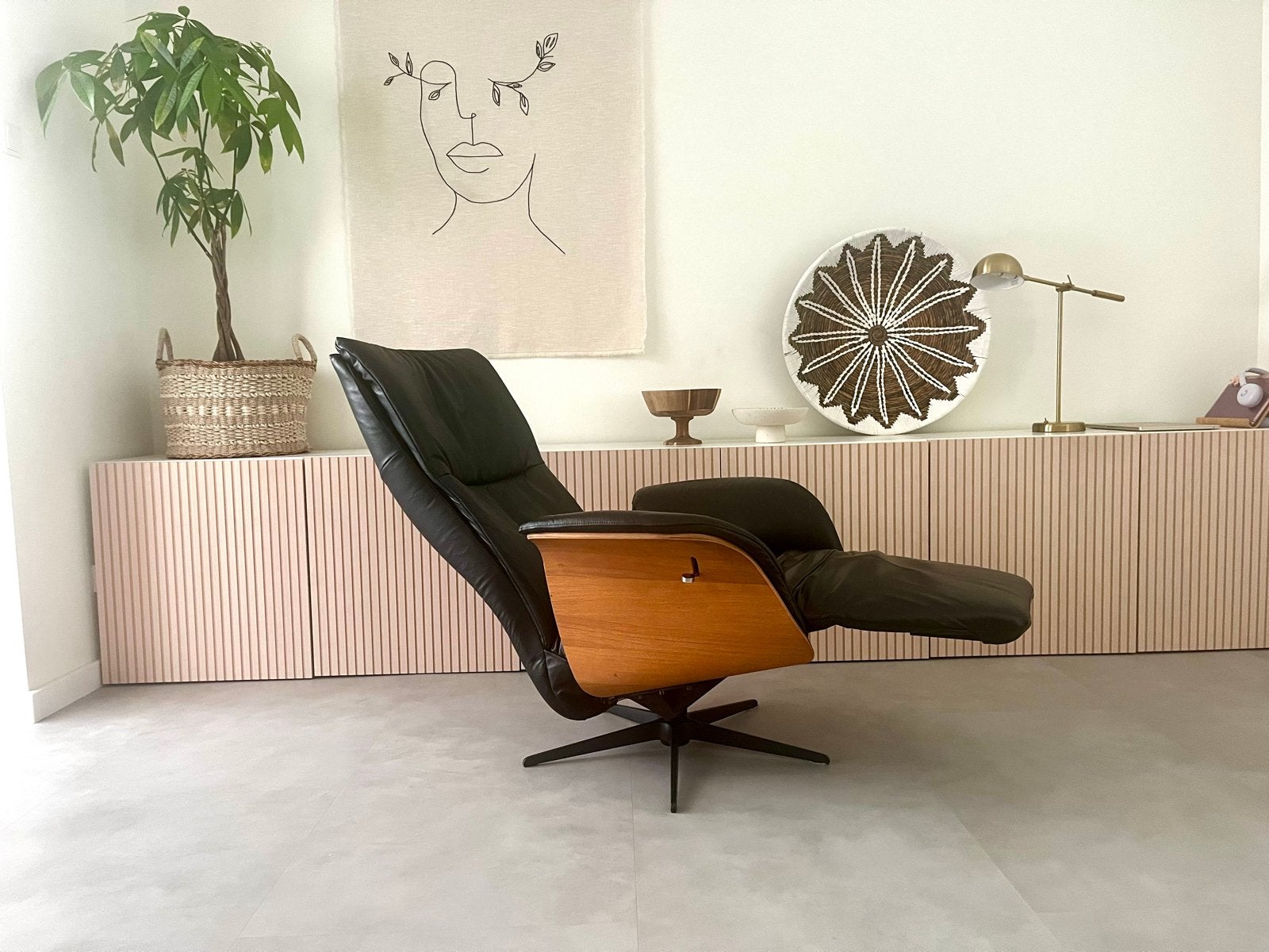 Design Leren draaibare relaxfauteuil met houten accenten, Ophalen, Gebruikt, Leer, 75 tot 100 cm