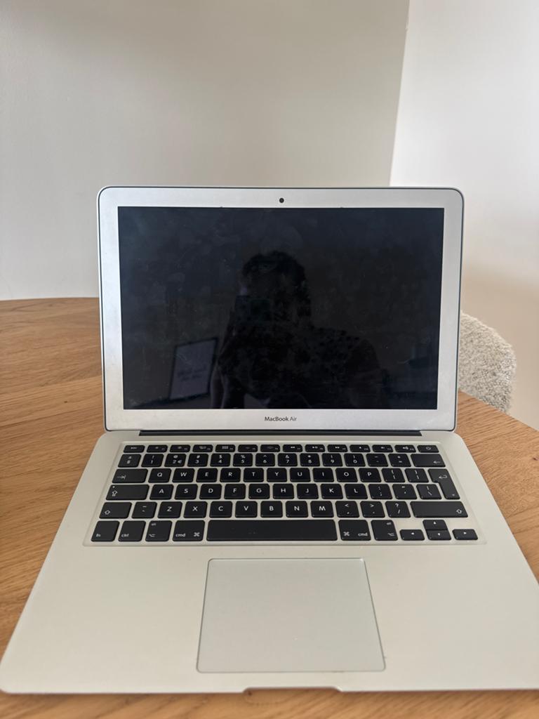 MacBook Air met waterschade (defect), Qwerty, 13 inch, Ophalen of Verzenden, Niet werkend