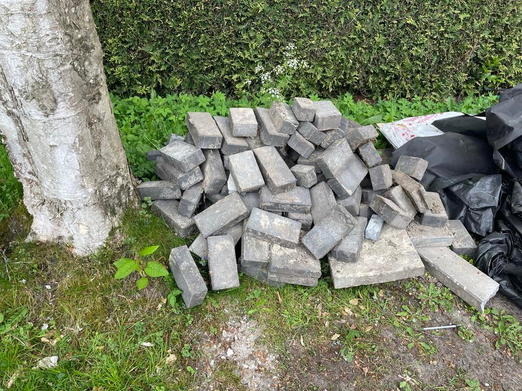 Gratis: Gebruikte betonnen klinkers antraciet - ca. 26 m², Doe-het-zelf en Verbouw, Dakpannen en Dakbedekking, Ophalen, Gebruikt