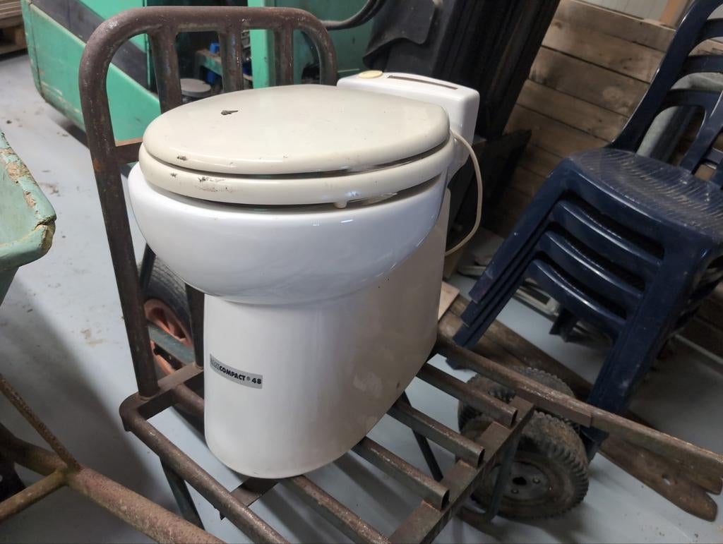 Sanibroyeur SaniCompact 48 toilet met vermaler, Ophalen