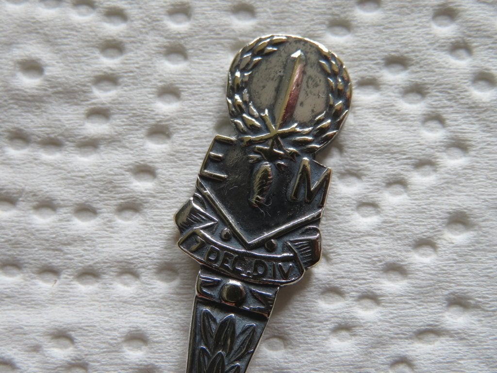 Militaria Lepeltje Embleem De Eerste Divisie "7 December", Verzenden, Gebruikt, Overige materialen, Bestek