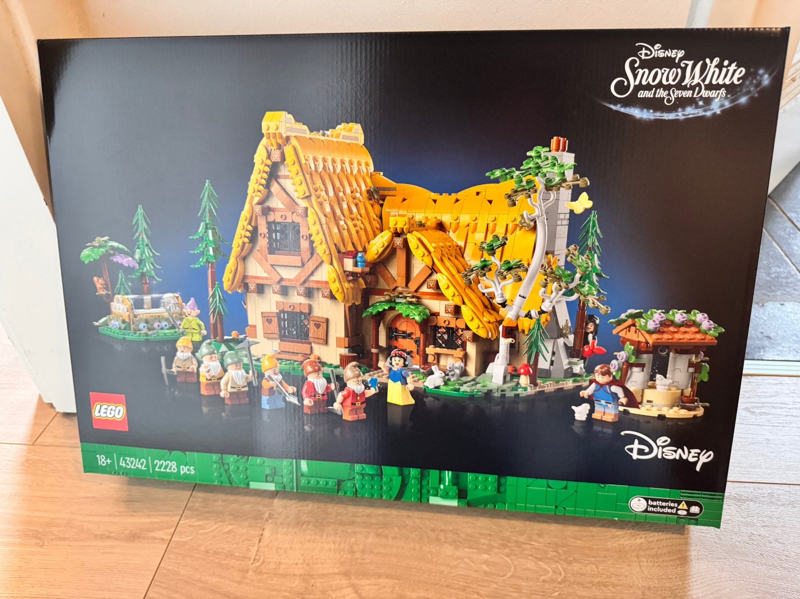 Nieuw en sealed LEGO Snow White  Seven Dwarfs' Cottage 43242, Lego, Nieuw, Ophalen of Verzenden, Disney