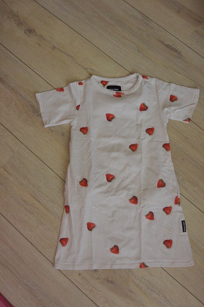 Nachtjapon met aardbeien van Snurk - maat 104, Nacht- of Onderkleding, Gebruikt, Meisje, Ophalen of Verzenden