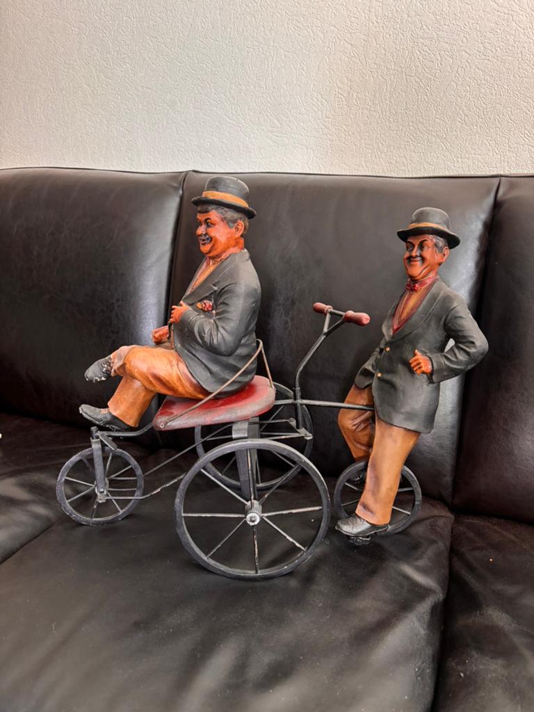 Laurel en hardy op fiets, Verzamelen, Poppenhuizen en Toebehoren, Ophalen, Zo goed als nieuw, Poppenhuis