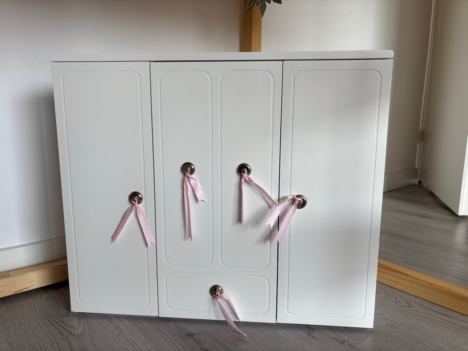 Witte speelgoedkast/poppenkast met roze linten, Ophalen, Gebruikt, Kast