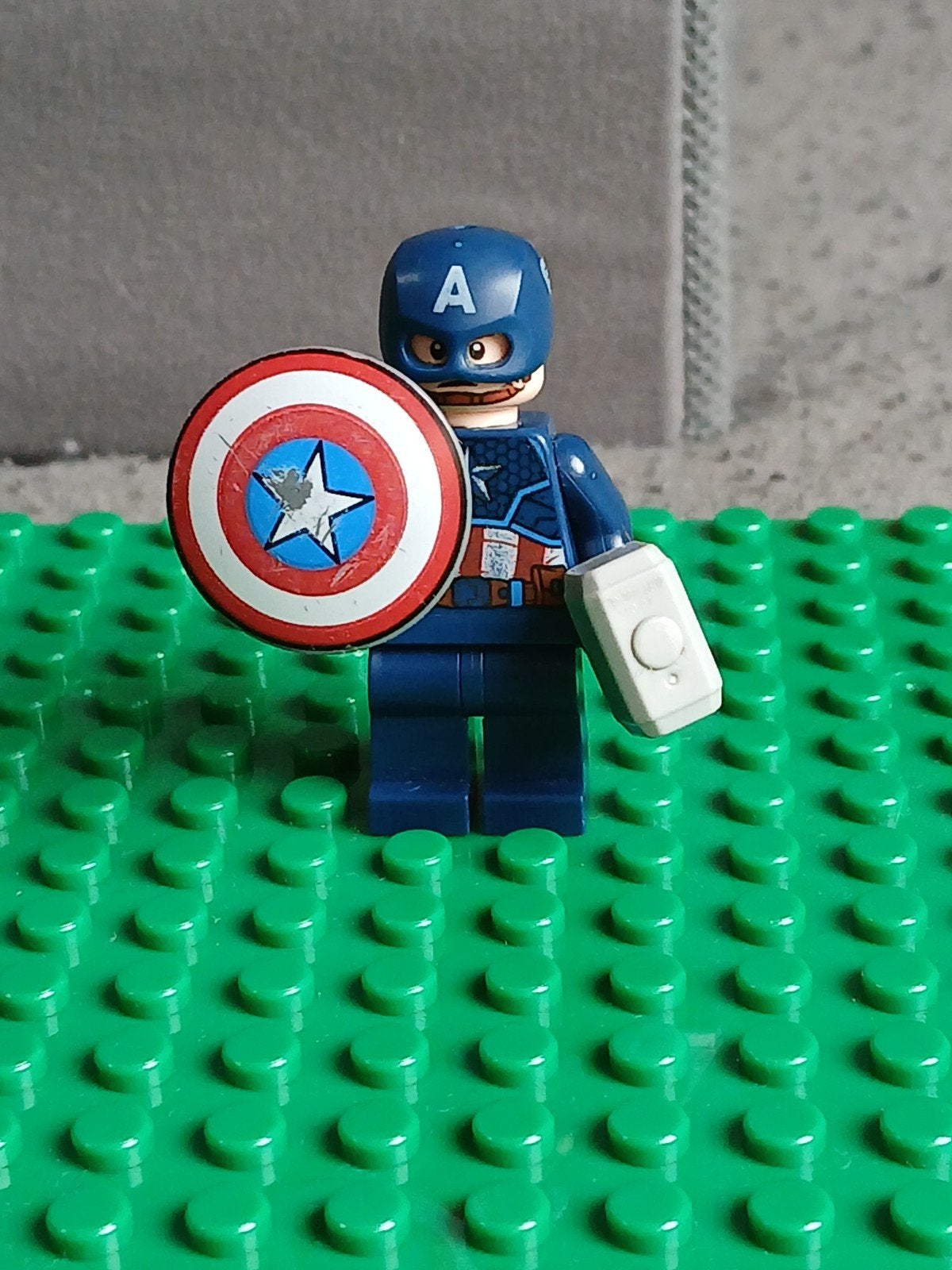 LEGO Captain America met schild en hamer - beschadigd schild, Ophalen of Verzenden, Gebruikt, Overige merken