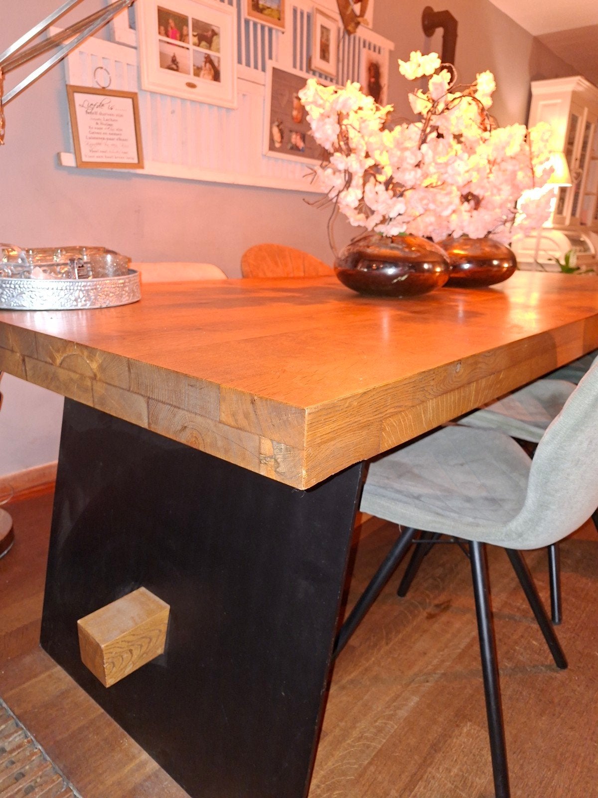 Robuuste eettafel van eikenhout met metalen onderstel