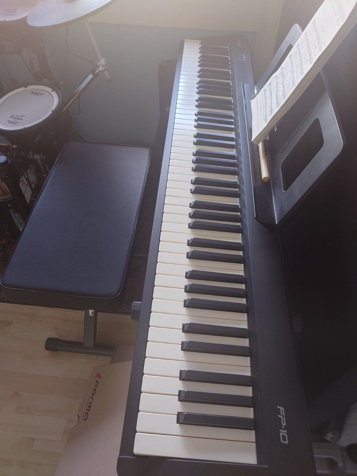 Roland FP10 Digitale Piano met Stand, Kurk en Pedaal, Muziek en Instrumenten, Ophalen