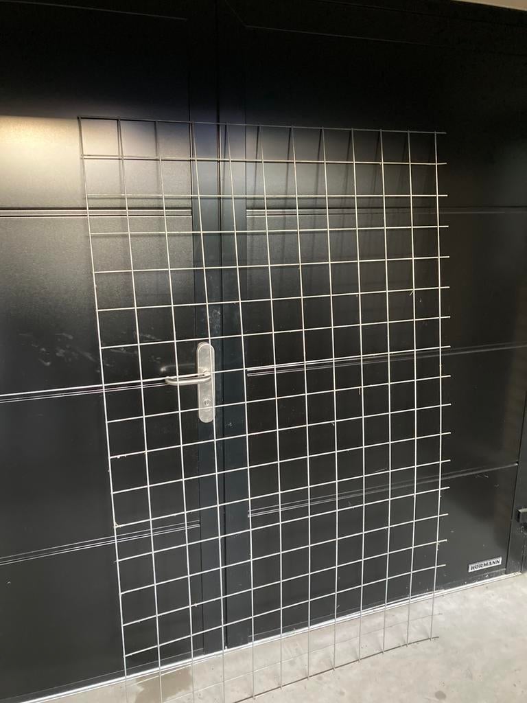 In prijs verlaagd: 2 ijzeren treliis rekken incl 3 palen, Ophalen, Gebruikt, Minder dan 10 meter, Raster