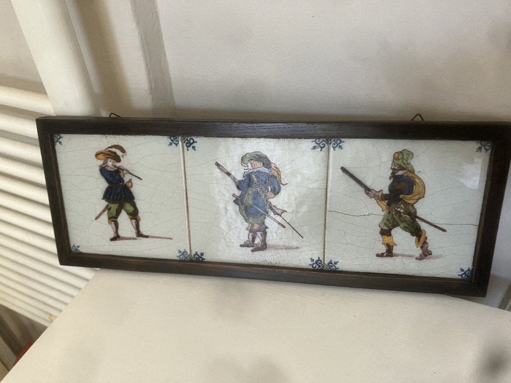 Drie antieke tegels in houten frame met traditionele figuren, Ophalen of Verzenden