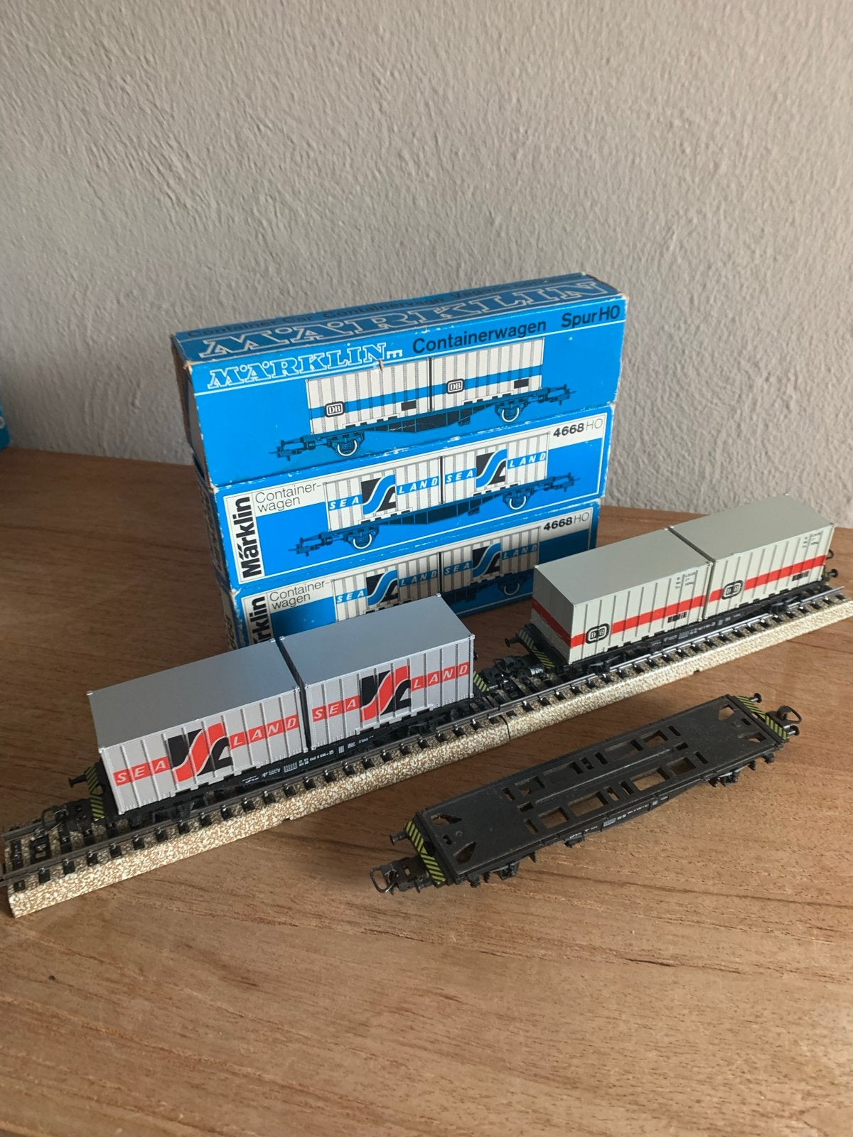 Märklin 3 containerwagens 4664 en 4668 + dozen, Wisselstroom, Wagon, Ophalen of Verzenden, Zo goed als nieuw