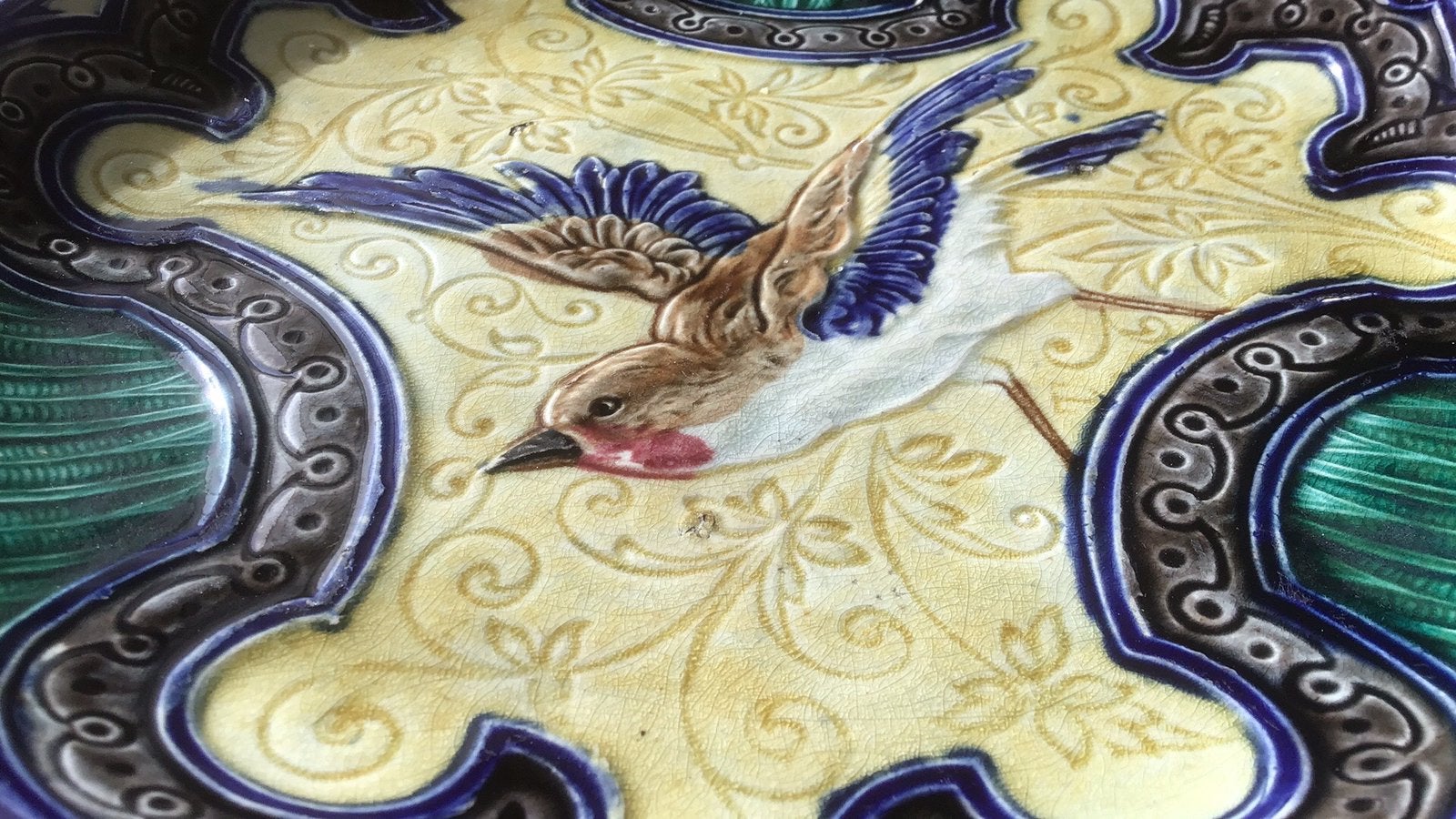 Barbotine Majolica bord met Art nouveau vogeldecor. Wasmuel, Antiek en Kunst, Antiek | Wandborden en Tegels, Ophalen of Verzenden