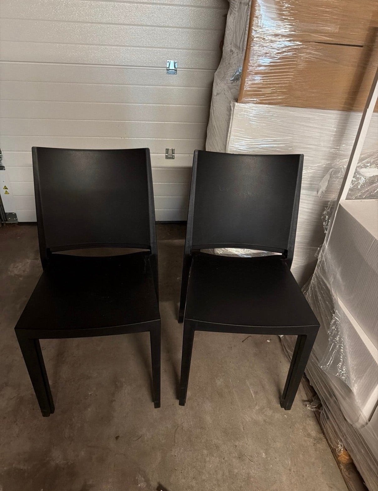 14stuks kunstof zwarte stoelen, Ophalen, Kunststof, Gebruikt, Twee