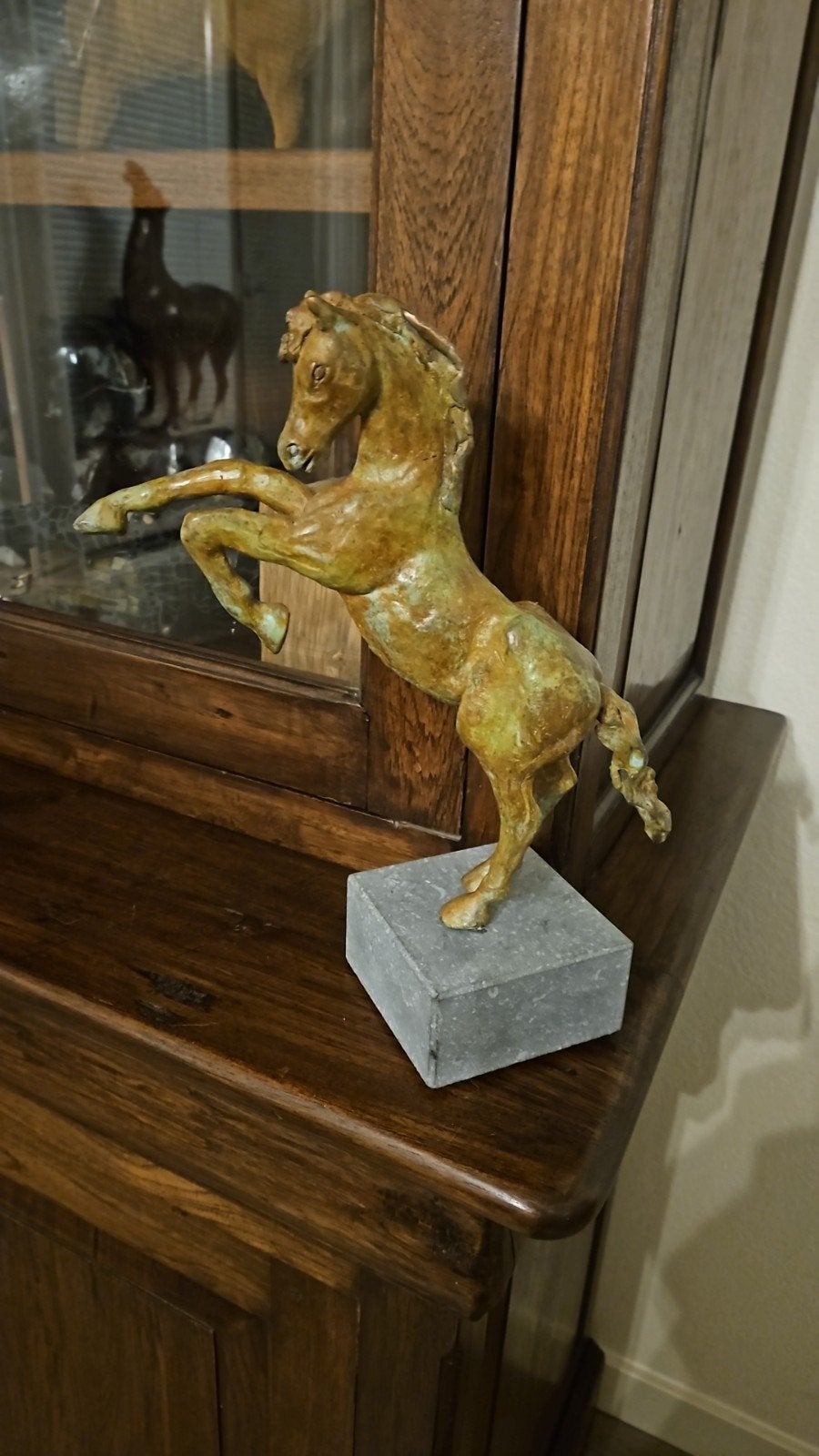 Bronzen steigerend paard op natuurstenen console met patina, Antiek en Kunst, Gepatineerd, Ophalen of Verzenden, 20 - 50 cm, Beeld