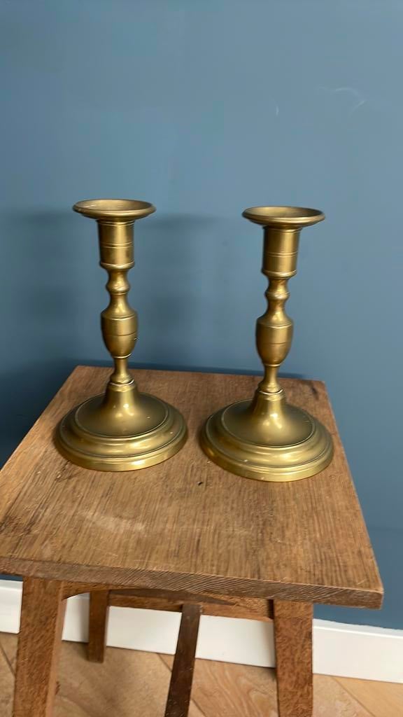 Twee Engelse kraagkandelaars, uit 1750, Antiek en Kunst, Antiek | Kandelaars, Ophalen of Verzenden, Koper of Brons