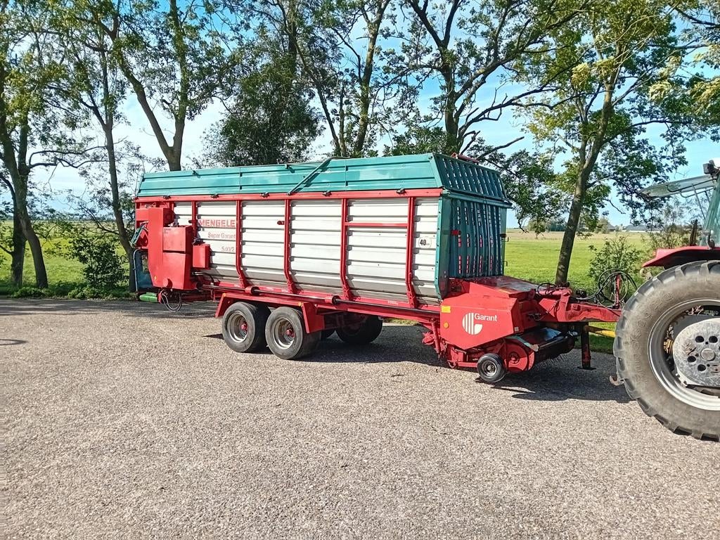 Ladewagen met doseerwalsen en afvoerband