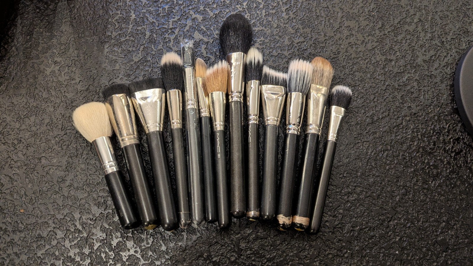 Verzameling goede MAC kwasten / brushes, Gebruikt, Gehele gezicht, Zwart, Ophalen of Verzenden