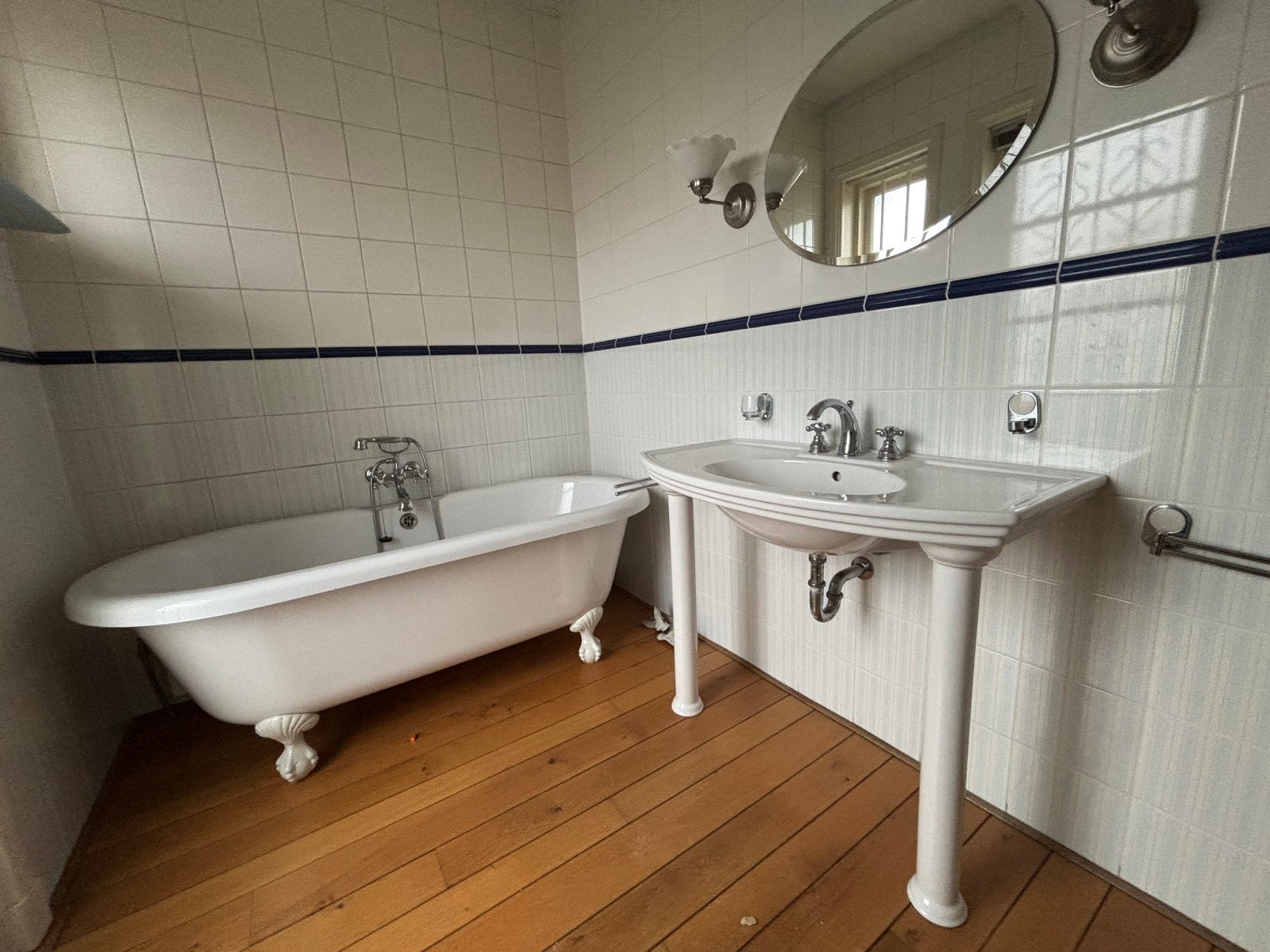 Klassiek vrijstaand bad op pootjes + wastafel – complete set
