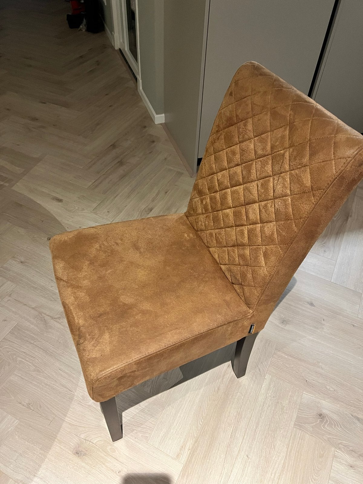 Comfortabele bruine eetkamerstoel met ruitpatroon, Ophalen, 8031CD, Zo goed als nieuw, Esilsonposcool@gmail.com