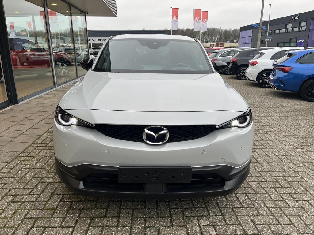 Mazda MX-30 e-SkyActiv R-EV 170 Makoto | Schuifdak | Rondomz, Auto's, Mazda, Gebruikt, Euro 6, Leder en Stof, Wit