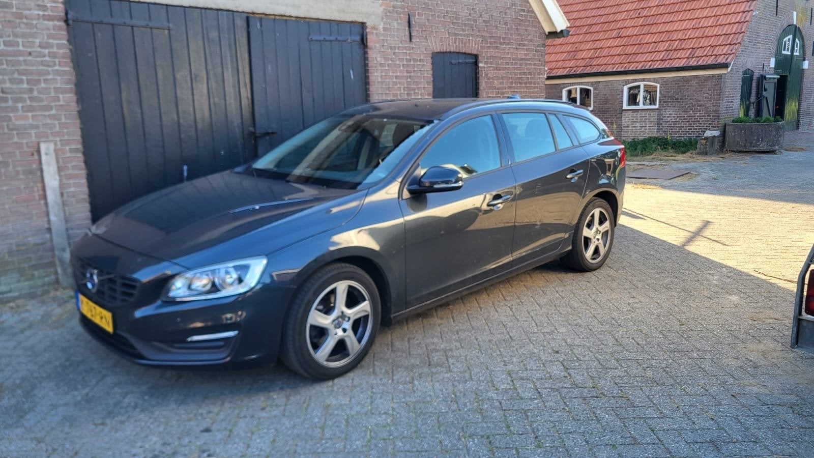 Volvo V60 D2 120pk Geartronic 2016 Grijs, Auto's, Volvo, 4 cilinders, 1969 cc, Diesel, 26 km/l