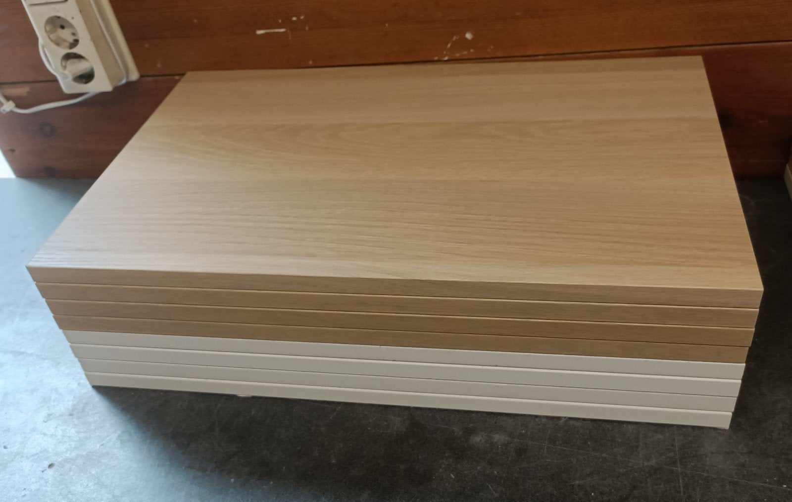 8x Ikea BESTA Planken, wit en eiken, 56x36 cm

Contact: beri, Ophalen