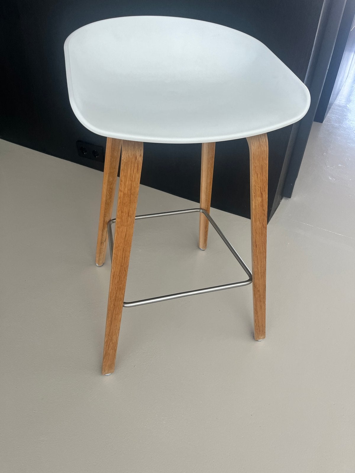 Originele Hay AAS32 barkruk wit, Huis en Inrichting, Barkrukken, Hout, 60 tot 90 cm, Ophalen of Verzenden, Zo goed als nieuw
