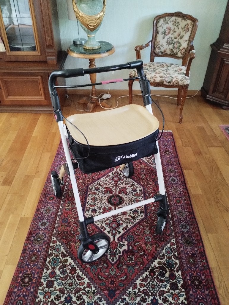 Lichtgewicht binnenshuis rollator, Diversen, Rollators, Ophalen, Opvouwbaar, Zo goed als nieuw