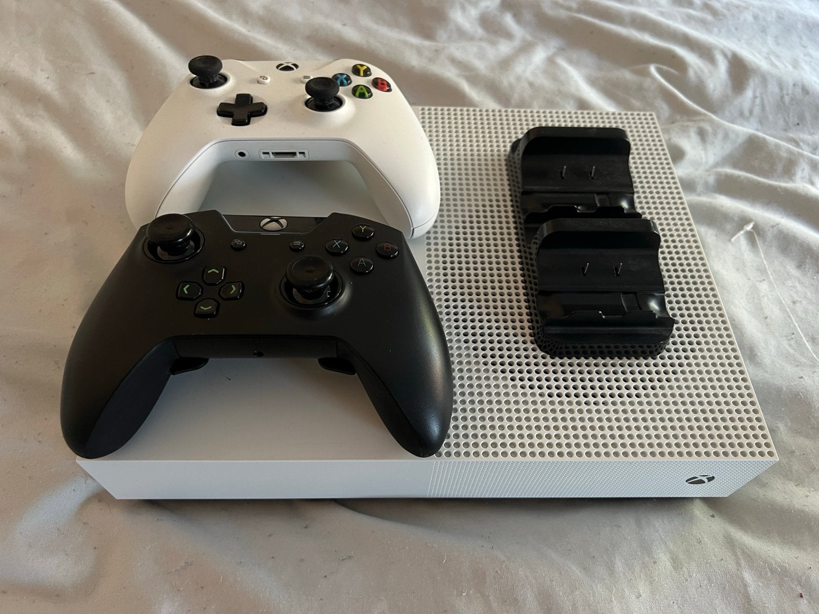 Xbox One S All-Digital met 2 controllers en oplaadstation, Ophalen of Verzenden, Gebruikt, Met 2 controllers, Xbox One S All-digital