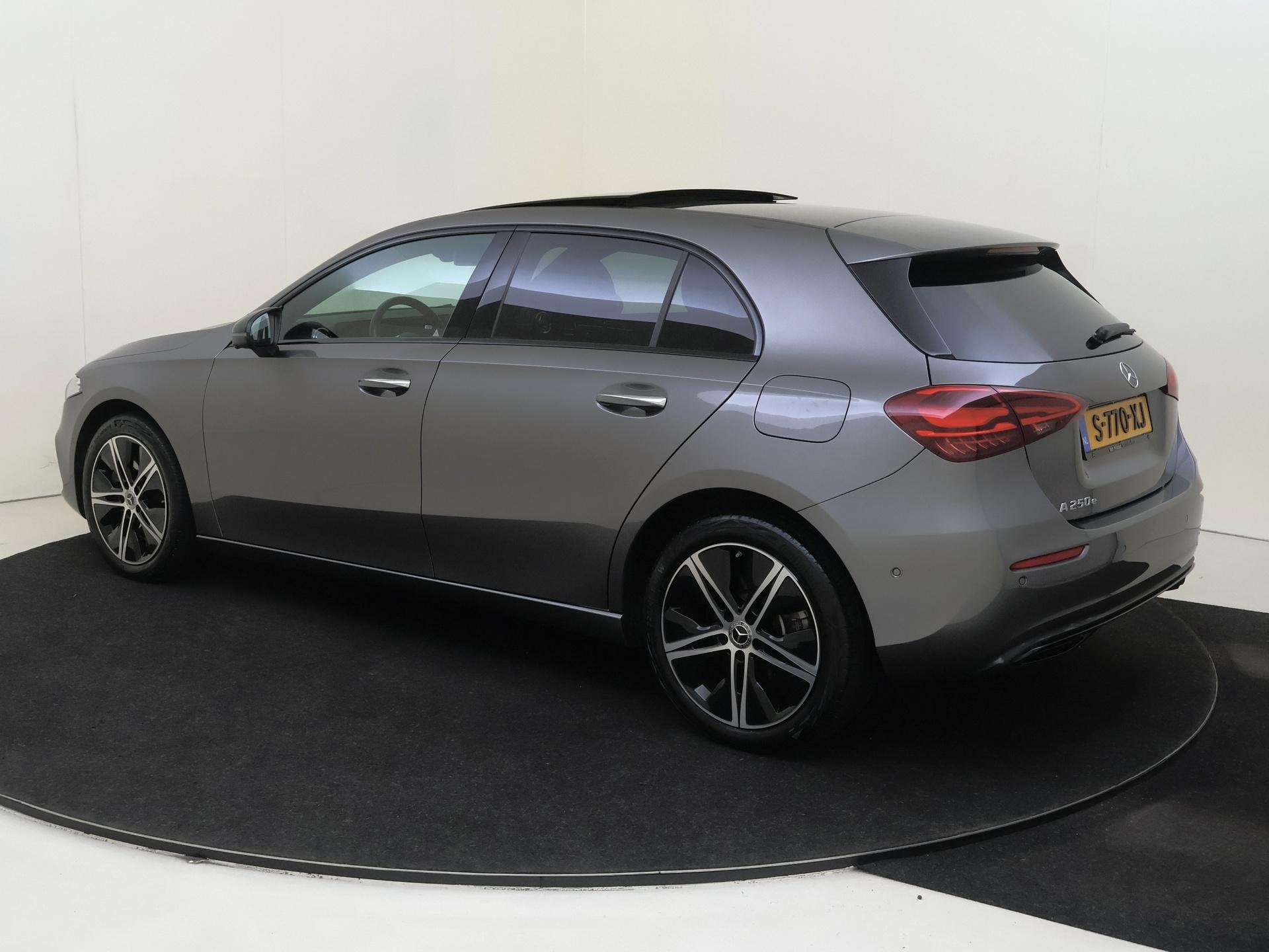 Mercedes-Benz A-klasse 250 e Luxury Line / Panoramadak/ Nigh, Auto's, Mercedes-Benz, Gebruikt, 4 cilinders, 16 kWh, Bedrijf