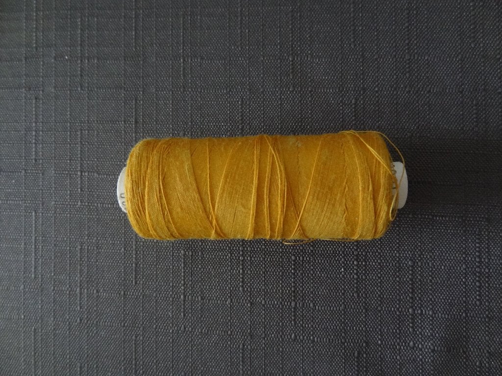 Professioneel Naaigaren Trigan 120 – 1000 meter Mosterdgeel, Ophalen of Verzenden, Zo goed als nieuw, Garen of Naald(en)