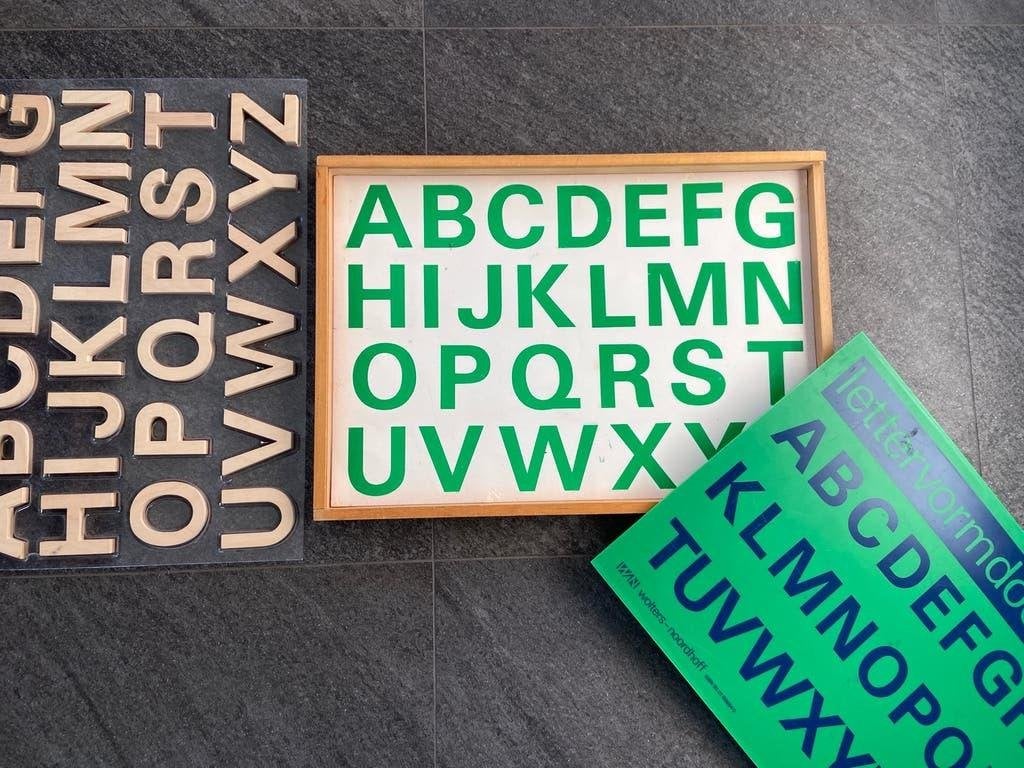 Grote houten doos letters Wolters-Noordhoff lettervormdoos, Antiek en Kunst, Ophalen of Verzenden