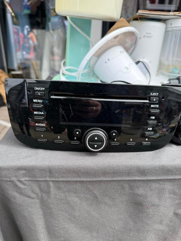 Zwart auto radio/CD-speler met FM/AM en AUX, Ophalen of Verzenden, Gebruikt