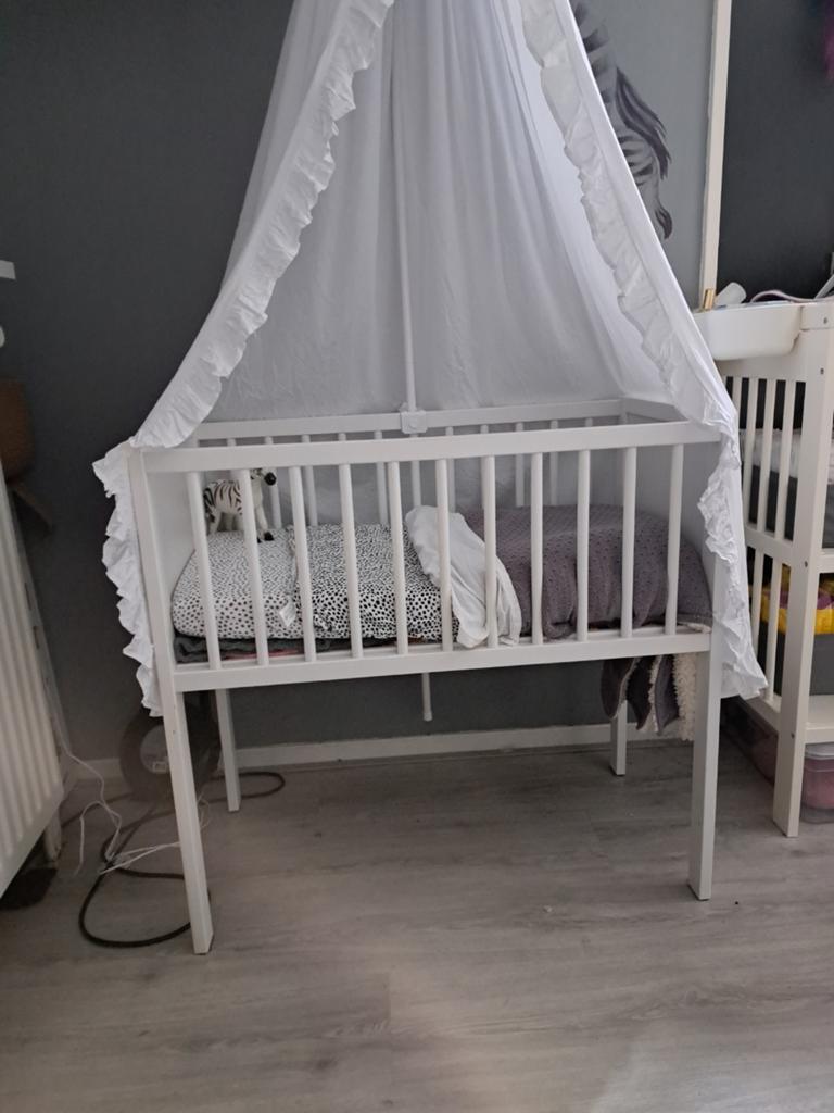 Witte Wieg met Hemeltje - Zo goed als nieuw, Kinderen en Baby's, Babywiegjes en Ledikanten, Ophalen, Zo goed als nieuw, Wieg