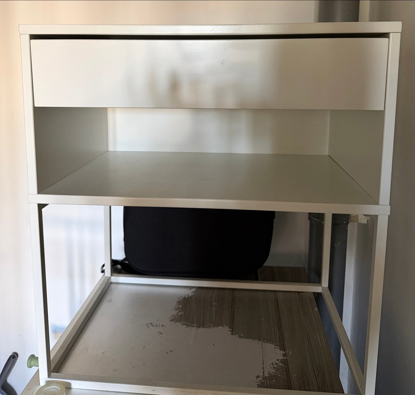 Wit nachtkastje/bijzettafel met lade en open vakken, Ophalen, Gebruikt, 55 tot 70 cm, 45 tot 65 cm
