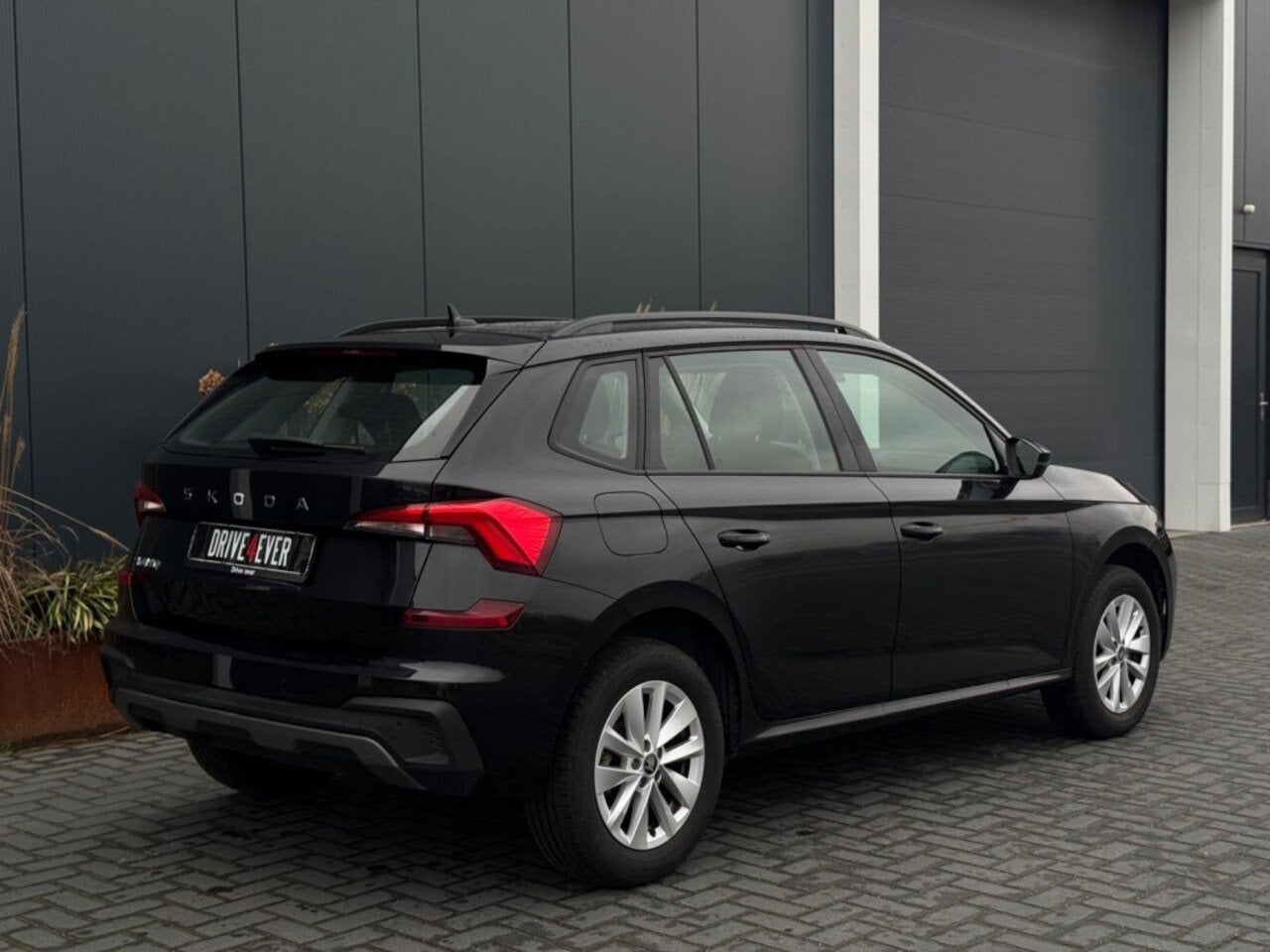 Skoda Kamiq 1.0 TSI Business Edition | Fabrieksgarantie | PD, Voorwielaandrijving, Stof, Gebruikt, Zwart