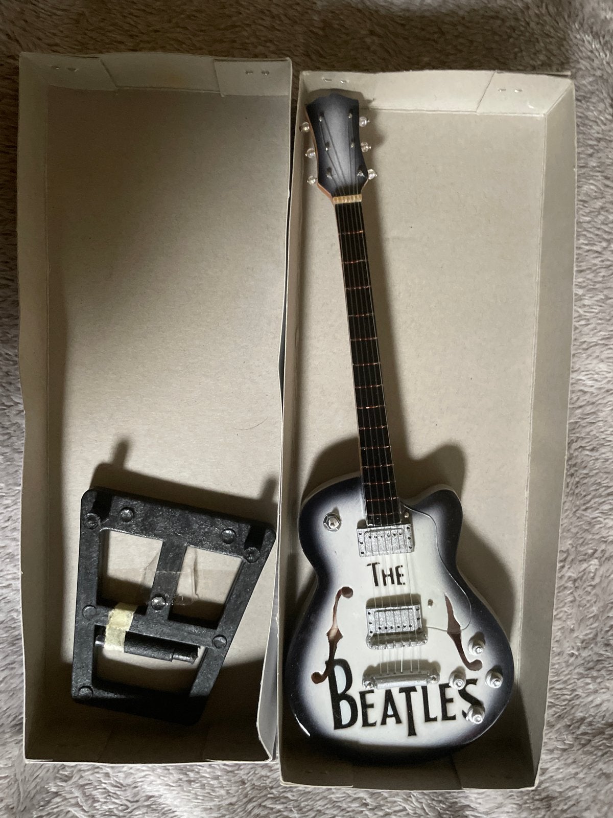 Nieuwe mini gitaar - The Beatles editie, Muziek en Instrumenten, Ophalen of Verzenden, Nieuw, Overige typen