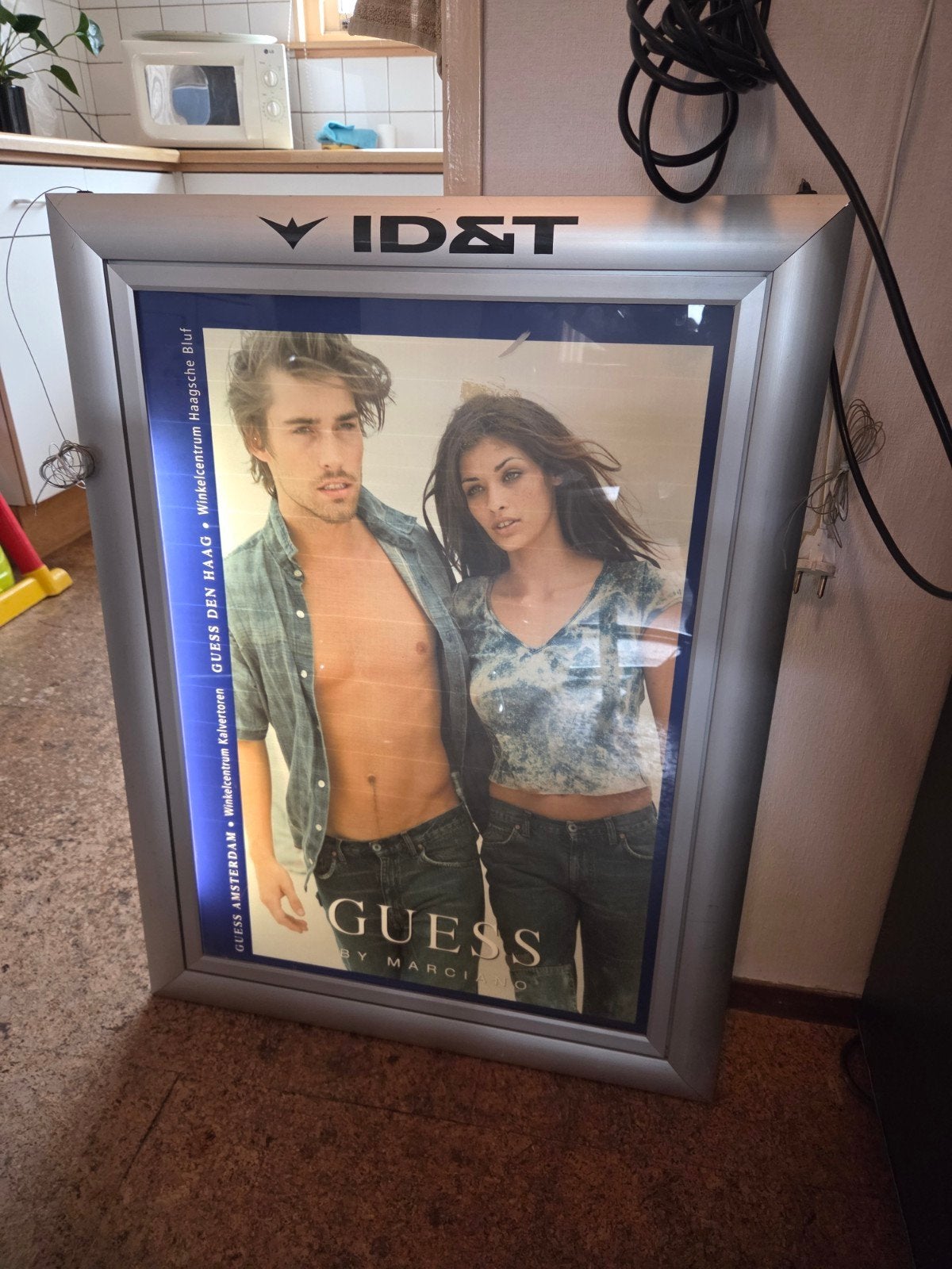 Verlicht ID&T reclamebord met Guess poster, Ophalen, Gebruikt, Reclamebord