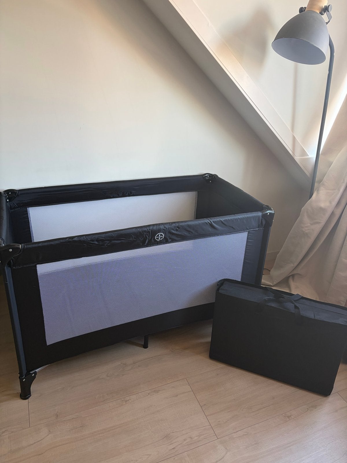 Campingbedje met matras - Handig en comfortabel, Kinderen en Baby's, Ophalen, Zo goed als nieuw, Reisbedje