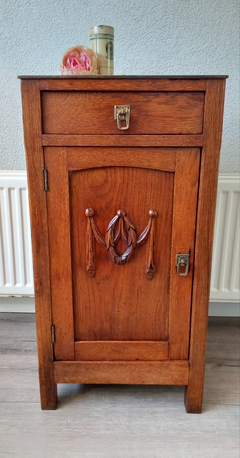 Antiek nachtkastje, Ophalen