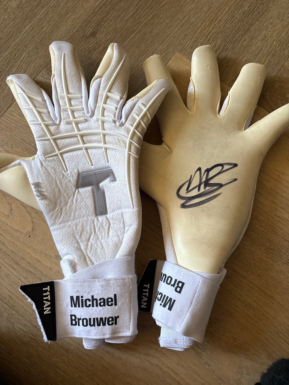 Gesigneerde keepershandschoenen Michael Brouwer, Sport en Fitness, Voetbal, Ophalen, Gebruikt, Handschoenen