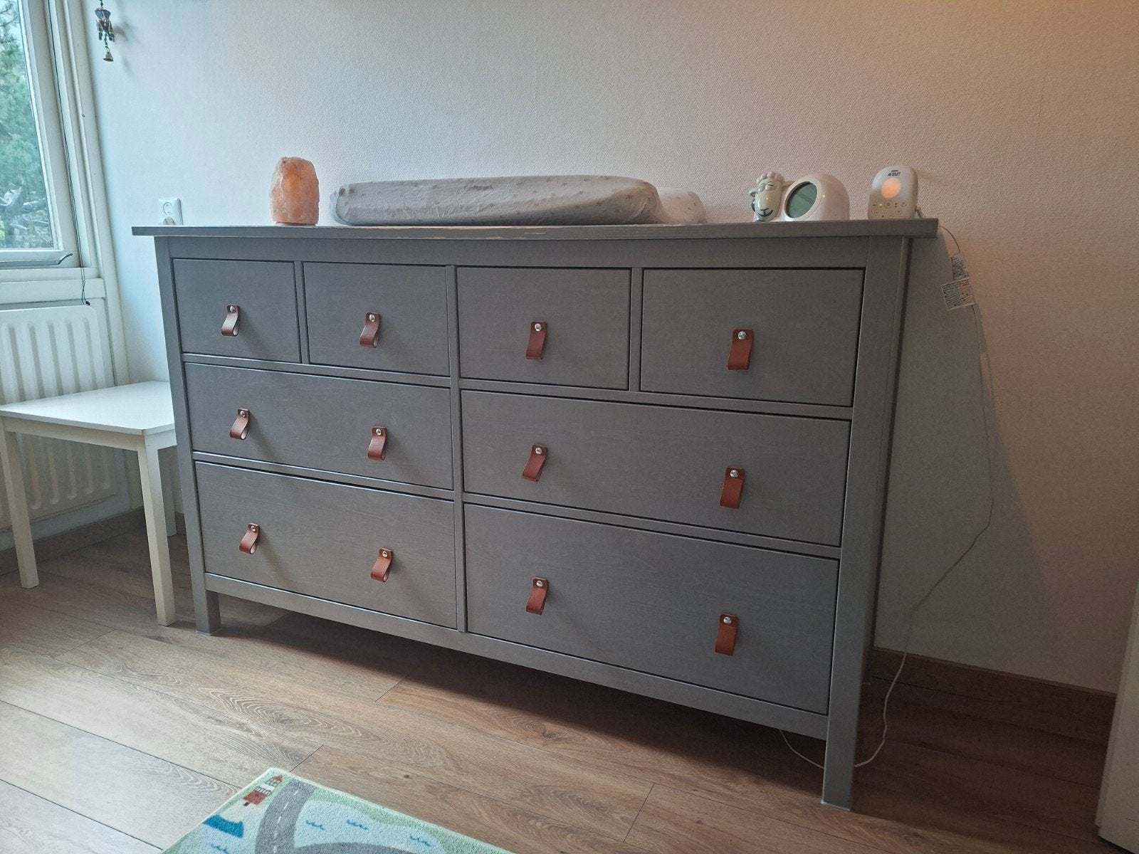 Grijze Hemnes commode met leren handgrepen, Kinderen en Baby's, Kinderkamer | Commodes en Kasten, Ophalen, Gebruikt, 50 tot 70 cm