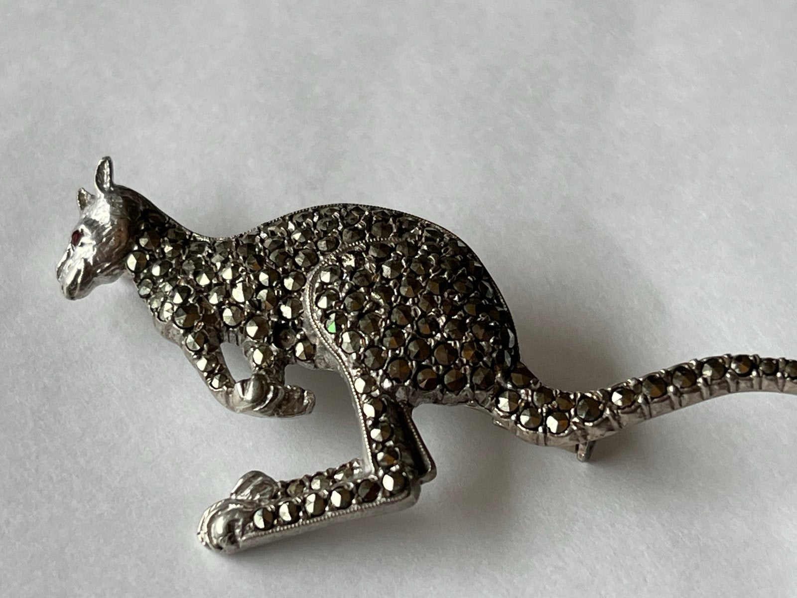 Fraaie Zilveren Kangaroe Broche met Marcasiet en Robijn, Sieraden, Tassen en Uiterlijk, Broches, 4 tot 7 cm, Verzenden, Zo goed als nieuw