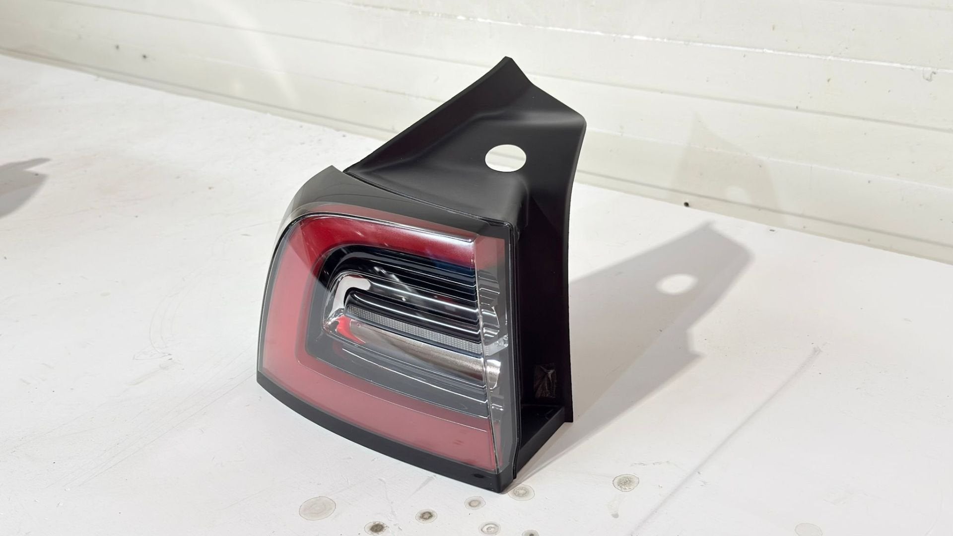 Foto 2 van Tesla Model Y LED linker achterlicht links