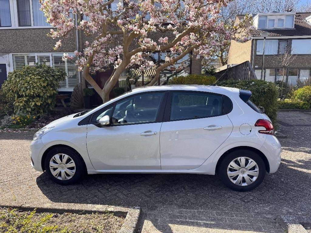 Peugeot 208 1.2 VTI 60KW/82PK 5-D 2017 Wit, Auto's, Voorwielaandrijving, Stof, 31 €/maand, 1199 cc