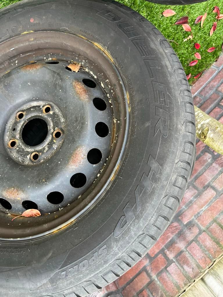 Originele Nissan autobanden op velg en wieldoppen, Auto-onderdelen, Banden en Velgen, 15 inch, Banden en Velgen, Ophalen of Verzenden