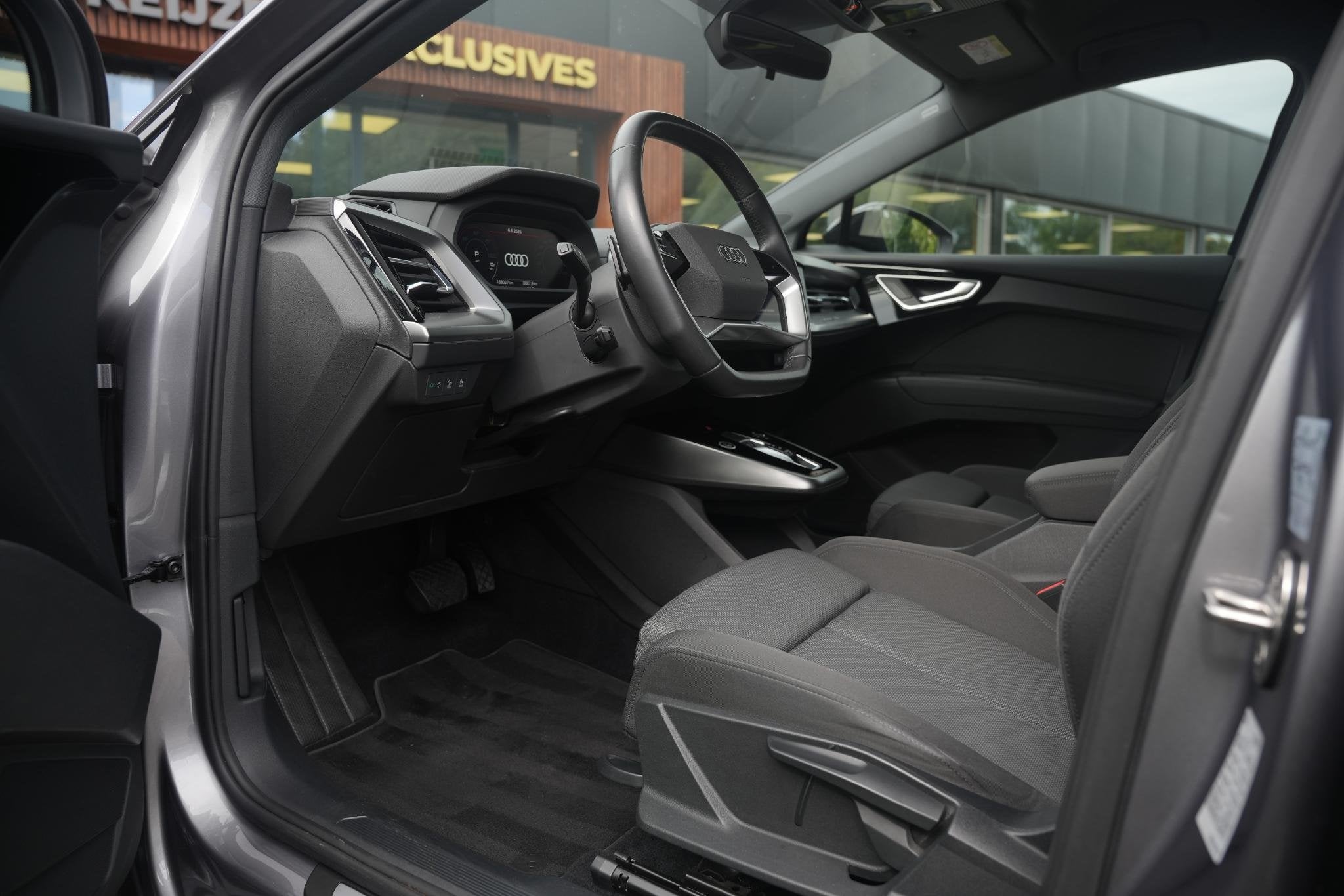 Audi Q4 e-tron 35 Launch edition Advanced 55 kWh Verkeersbor, Auto's, Audi, Automaat, Gebruikt, Zwart, 1865 kg