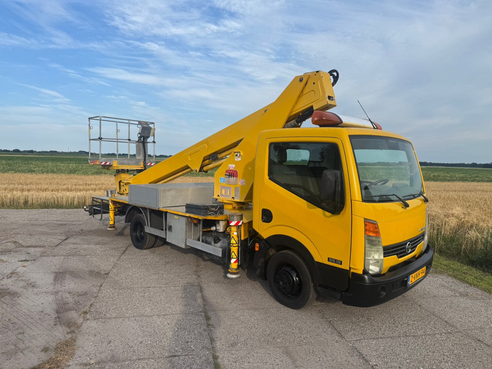 Nissan Cabstar CMC PLA 212 autohoogwerker hoogwerker, Ophalen