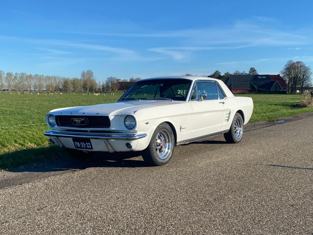 Ford 1966 Wit, Automaat, Achterwielaandrijving, Zwart, 1352 kg