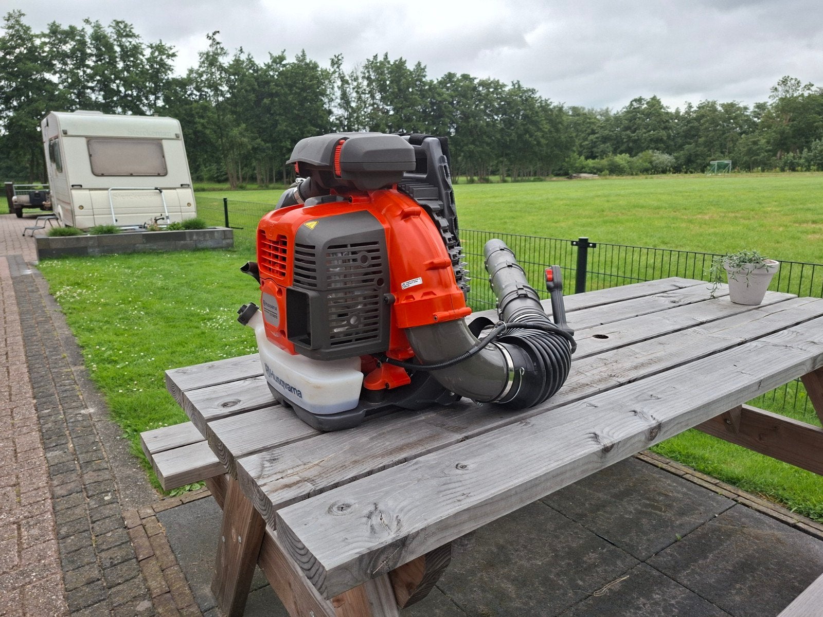 zeer nette Husqvarna 570 BTS bladblazer bj 11-2025, Tuin en Terras, Bladblazers, Ophalen, Benzine, Ruggedragen, Zo goed als nieuw